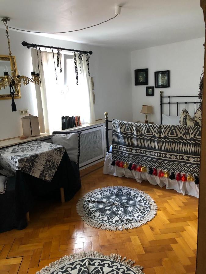 Murmeltier Hausen im Tal Luaran gambar
